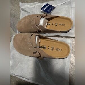 🎀SOLD🎀NWT Birkenstock Light Brown Suede Slip-Ons